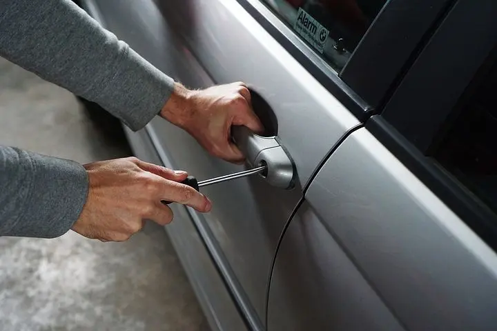 Broken-Car-Key-Extraction--Broken-Car-Key-Extraction-5638116-image